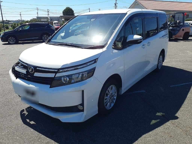 TOYOTA VOXY — фото