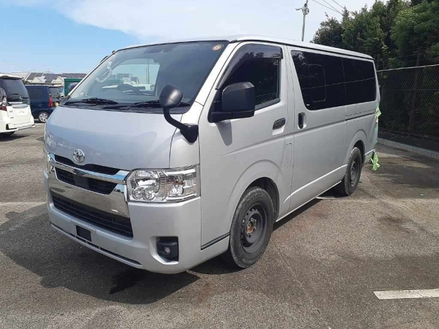 TOYOTA HIACE — фото