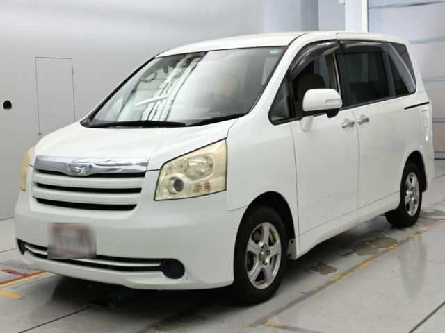 TOYOTA NOAH — фото