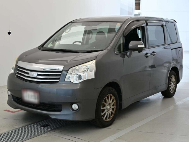 TOYOTA NOAH — фото