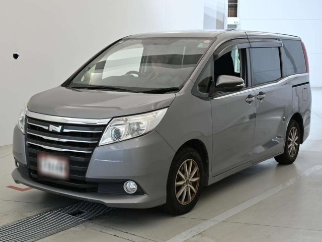 TOYOTA NOAH — фото