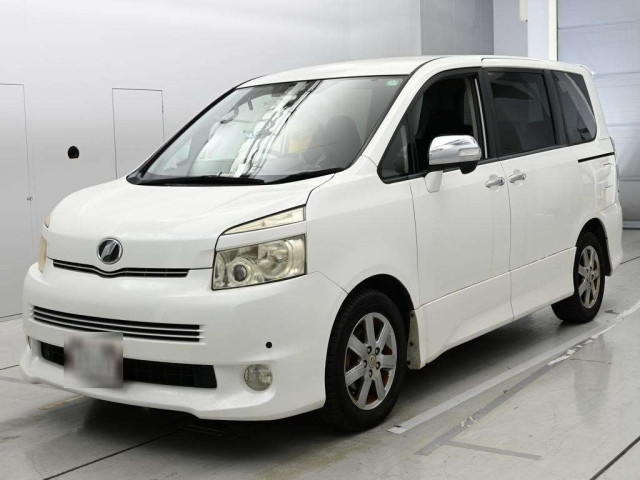TOYOTA VOXY — фото