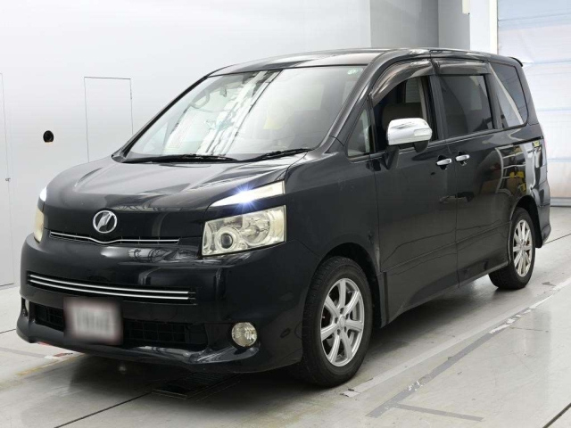 TOYOTA VOXY — фото