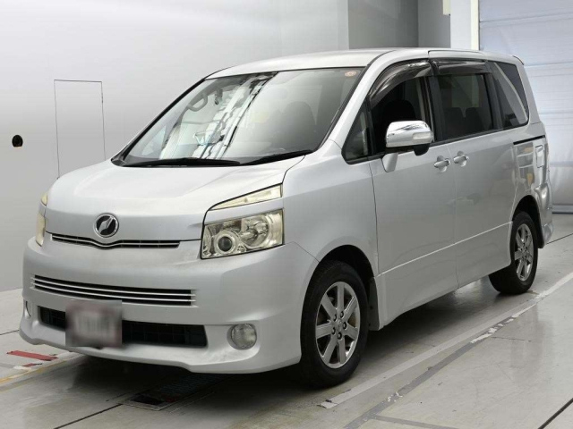 TOYOTA VOXY — фото