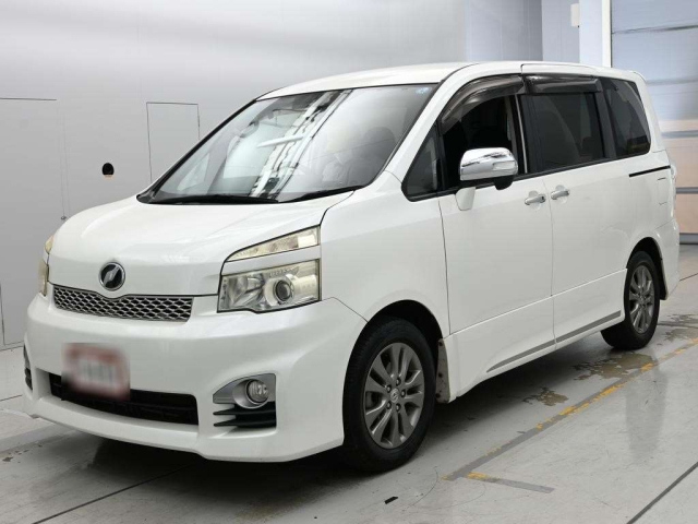 TOYOTA VOXY — фото