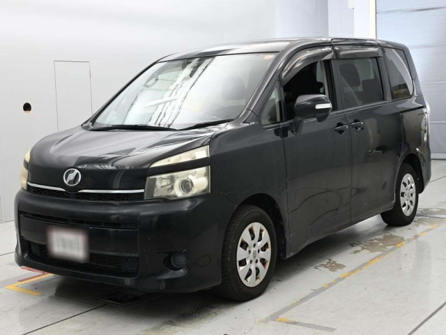 TOYOTA VOXY — фото
