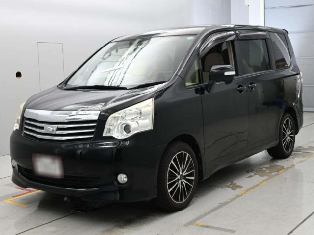 TOYOTA NOAH — фото
