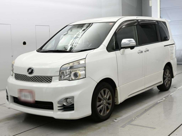 TOYOTA VOXY — фото