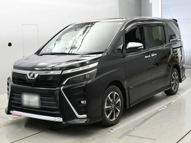 TOYOTA VOXY — фото