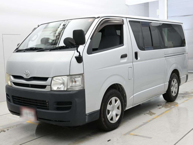 TOYOTA HIACE — фото