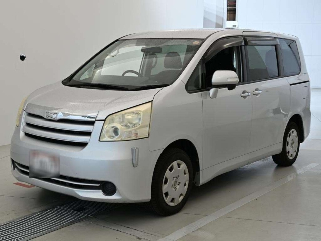 TOYOTA NOAH — фото