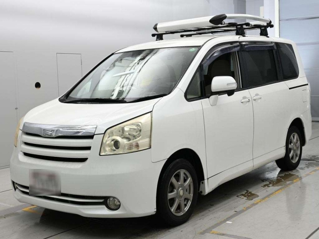 TOYOTA NOAH — фото