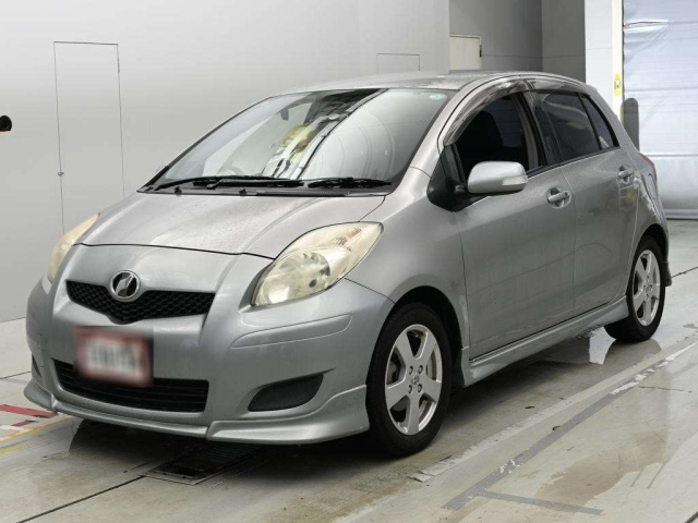 TOYOTA VITZ — фото