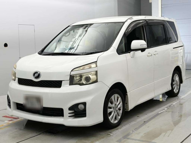 TOYOTA VOXY — фото