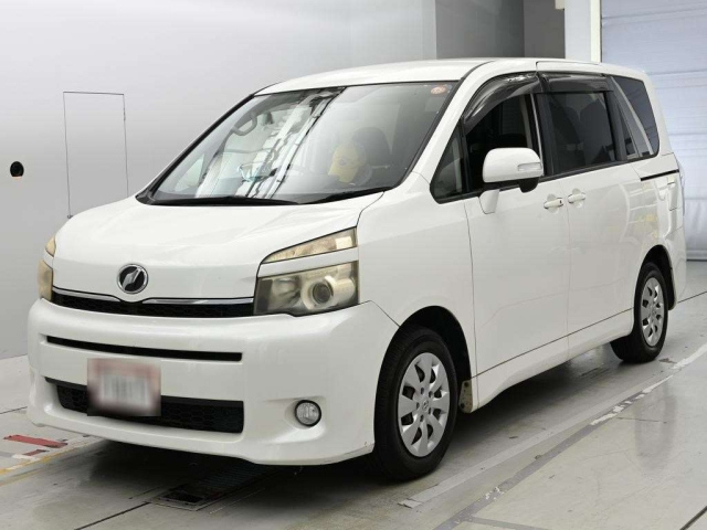 TOYOTA VOXY — фото