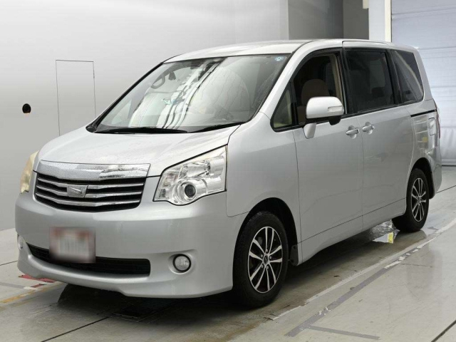 TOYOTA NOAH — фото