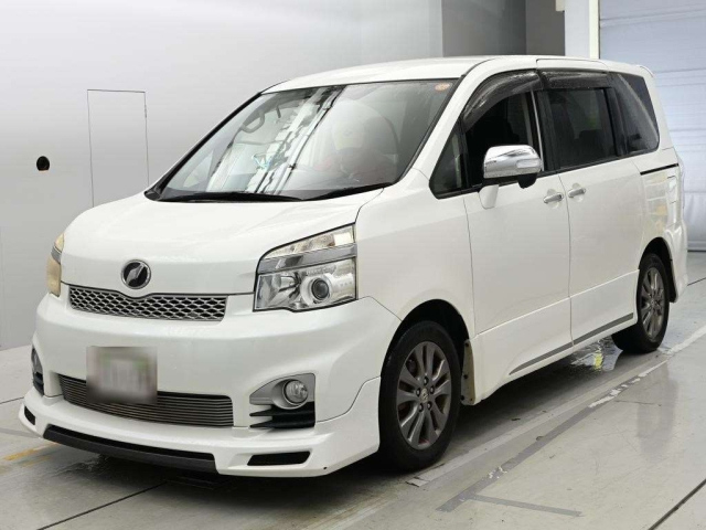 TOYOTA VOXY — фото