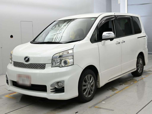 TOYOTA VOXY — фото