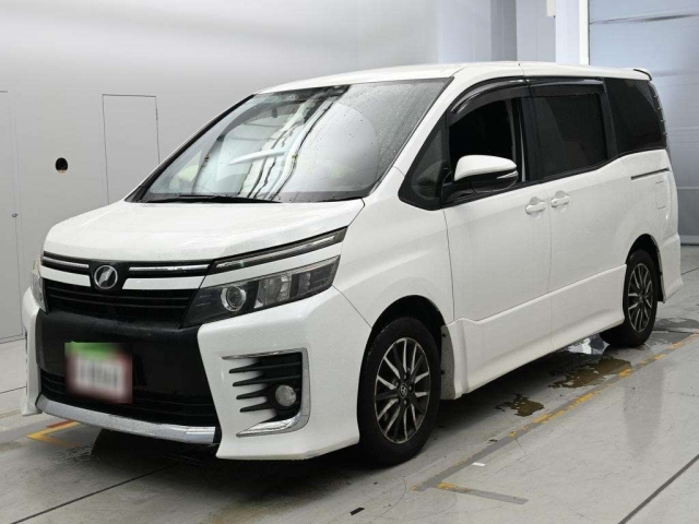 TOYOTA VOXY — фото