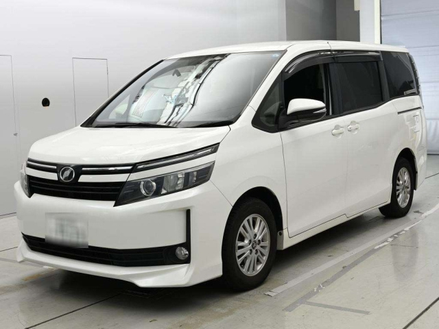TOYOTA VOXY — фото