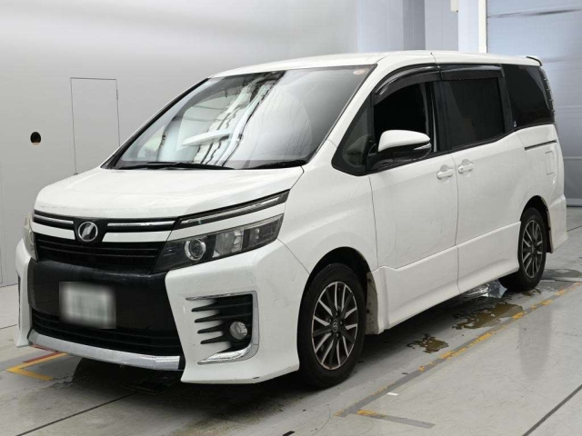 TOYOTA VOXY — фото
