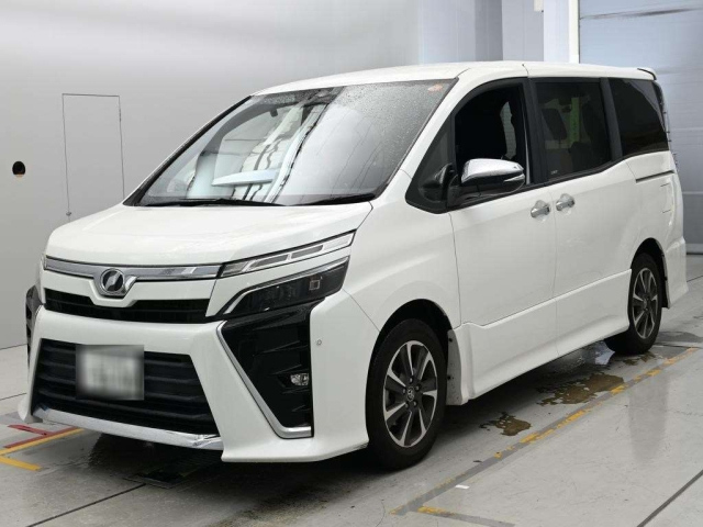 TOYOTA VOXY — фото