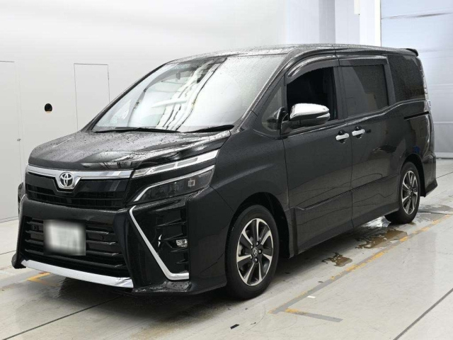 TOYOTA VOXY — фото
