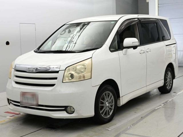 TOYOTA NOAH — фото