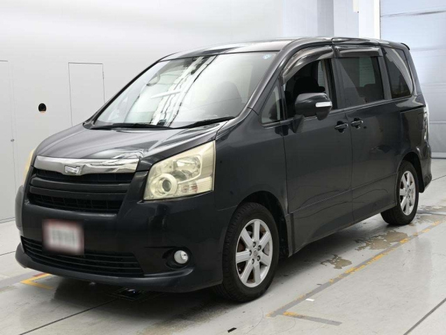 TOYOTA NOAH — фото