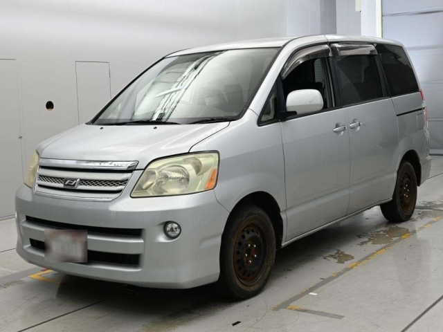 TOYOTA NOAH — фото