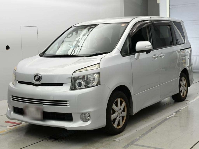 TOYOTA VOXY — фото