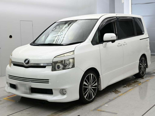 TOYOTA VOXY — фото