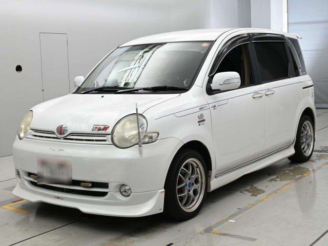 TOYOTA SIENTA — фото