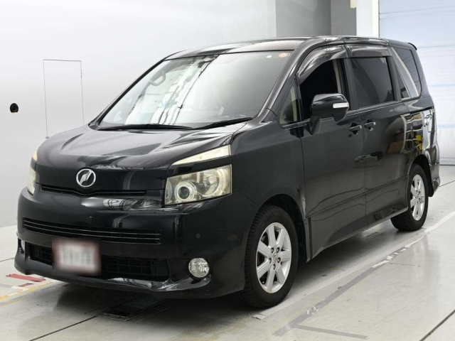 TOYOTA VOXY — фото