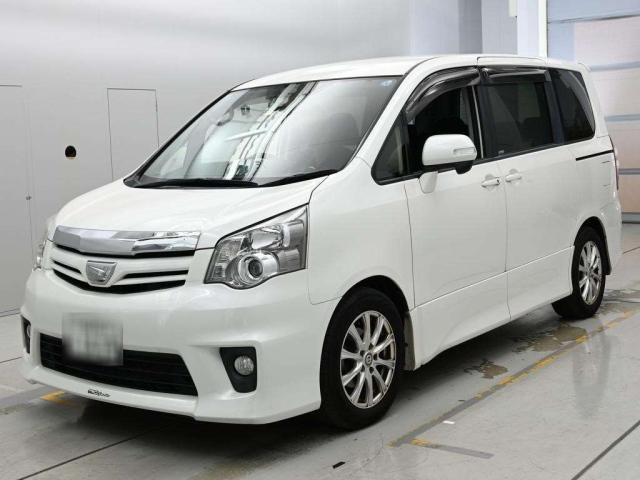 TOYOTA NOAH — фото