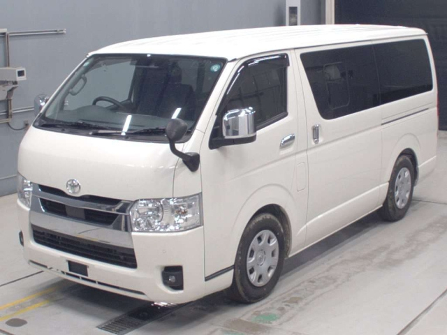 TOYOTA HIACE — фото