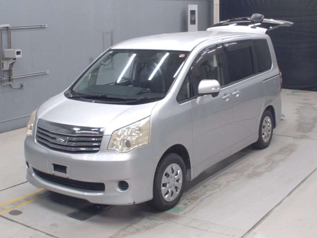 TOYOTA NOAH — фото