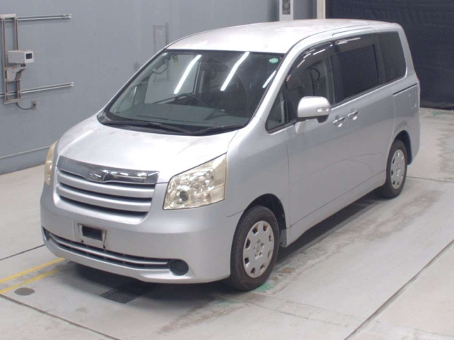 TOYOTA NOAH — фото