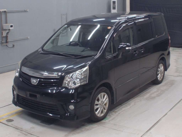 TOYOTA NOAH — фото