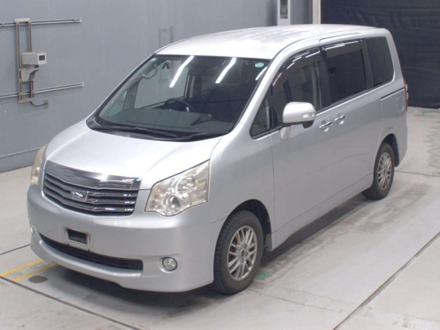 TOYOTA NOAH — фото