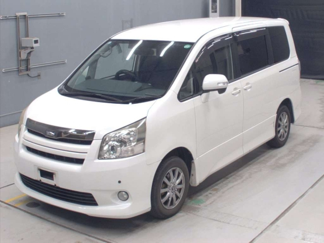 TOYOTA NOAH — фото
