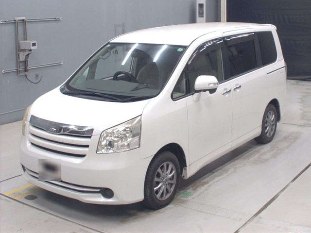 TOYOTA NOAH — фото