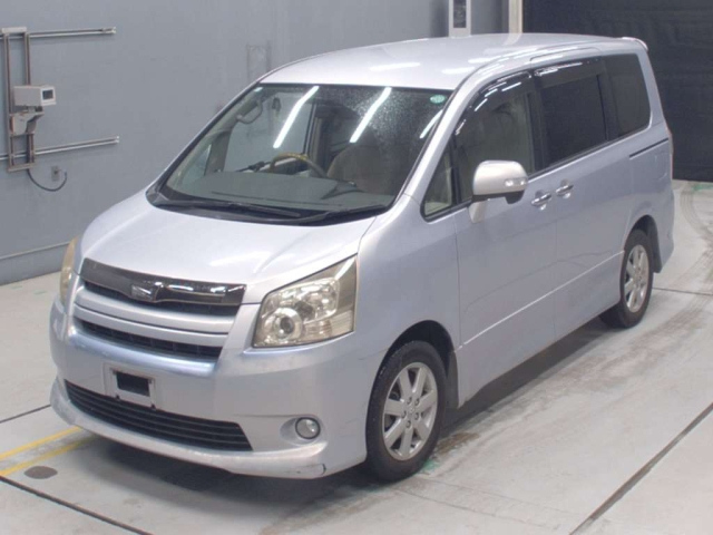 TOYOTA NOAH — фото