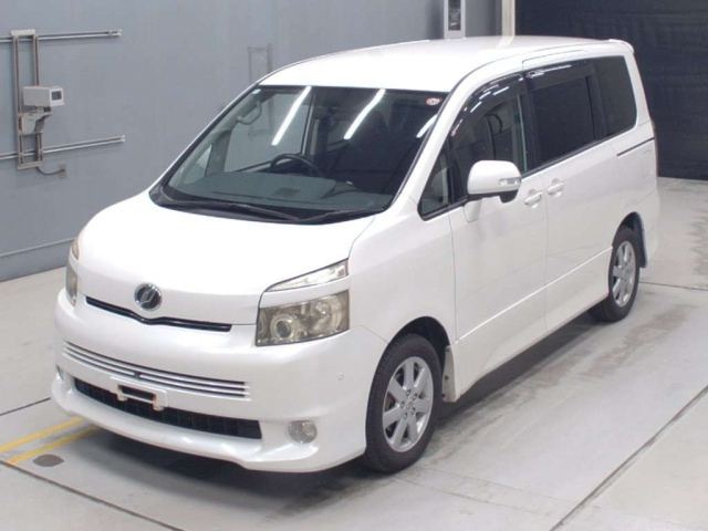 TOYOTA VOXY — фото