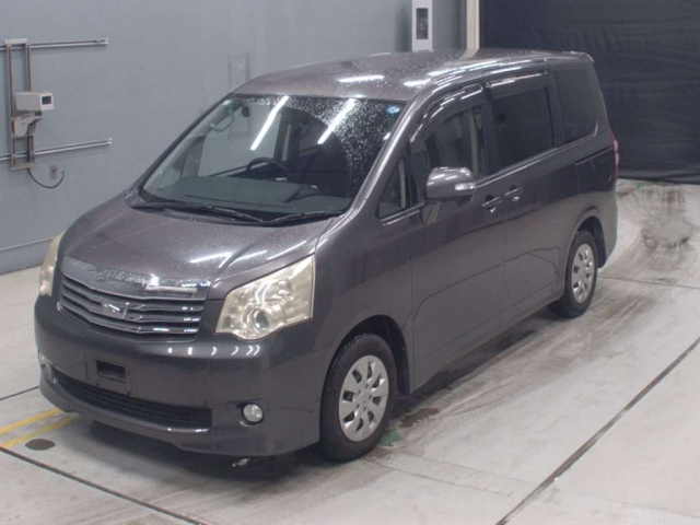 TOYOTA NOAH — фото