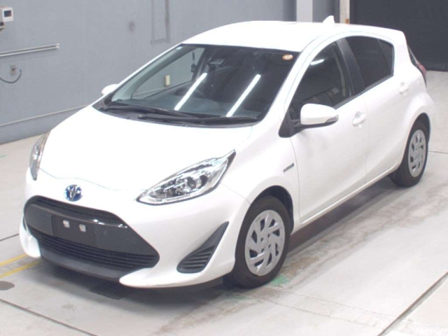 TOYOTA AQUA — фото