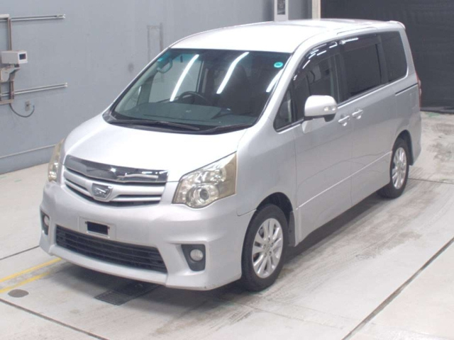 TOYOTA NOAH — фото