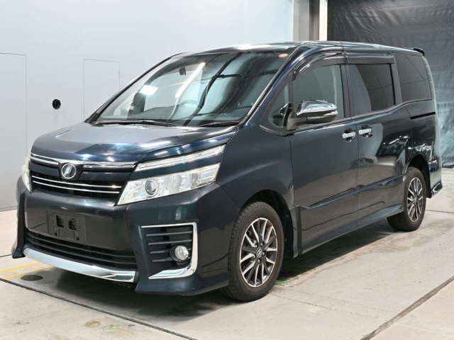 TOYOTA VOXY — фото