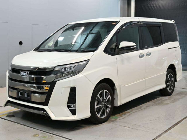 TOYOTA NOAH — фото