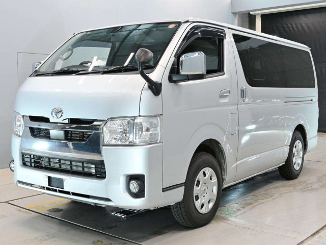 TOYOTA HIACE — фото
